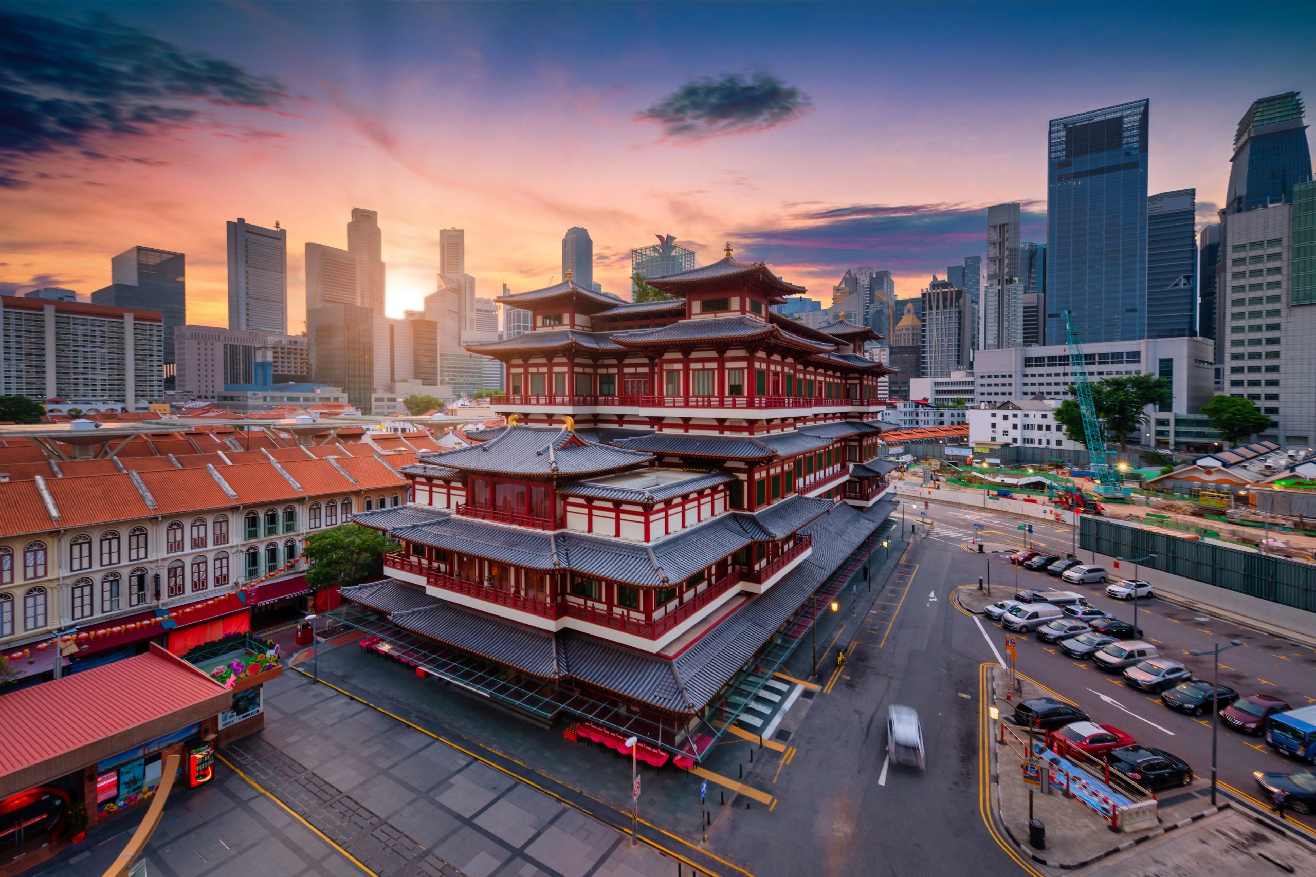 buddha-tooth-relic-temple-at-sunrise-in-china-town-singapore